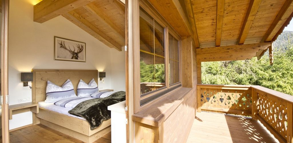 Schlafzimmer mit Balkon im Tiroler Madl