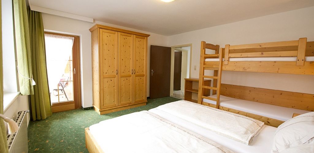 Schlafzimmer im Appartement 2 vom Tiroler Bua