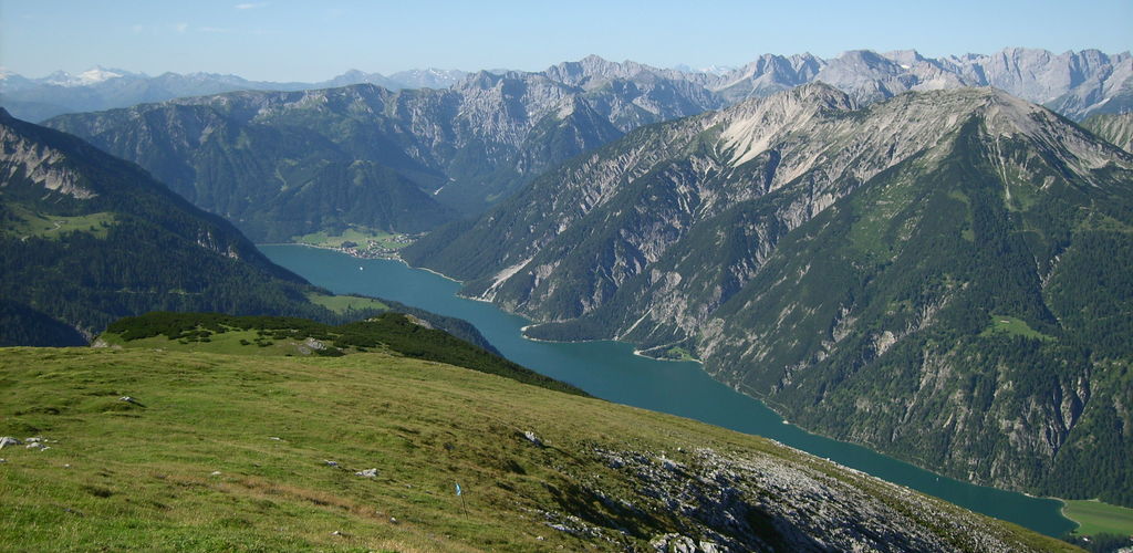 Tirloer Berge im Sommer am Achensee Tirol