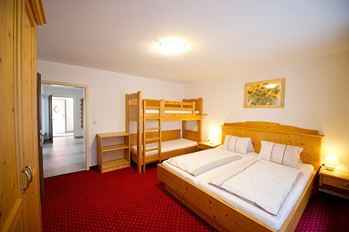 Schlafzimmer Appartement 1 im Ferienhaus Chalet Achensee