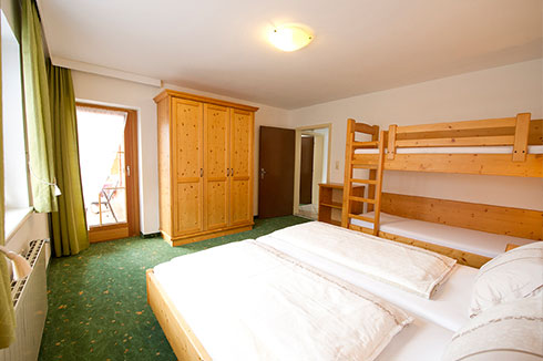 Schlafzimmer im Appartement 2 vom Tiroler Bua