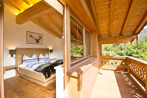 Schlafzimmer mit Balkon im Tiroler Madl